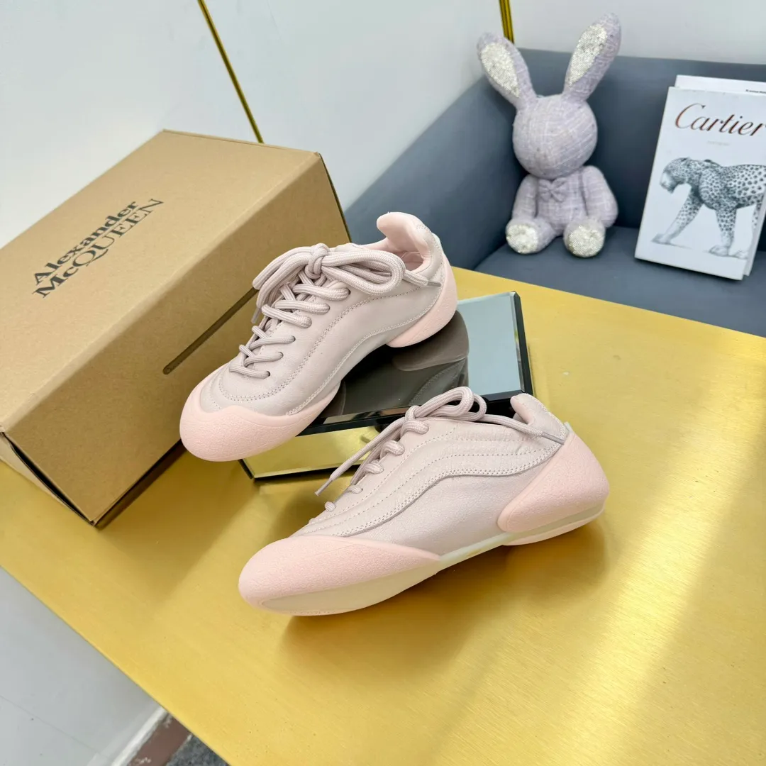 👟👟Ex-factory price 600👟👟 Men's size +10 The latest popular couple model ALEXANDER MCQUEEN/Alexander McQueen 24ss The latest autumn and winter Flexion series retro casual sneakers Original purchase development and production This Flexion Off white tone grain leather low-top sneakers use different sizes of laces and are matched with lightweight segmented soles inspired by anatomy. The reverse skull pattern is embossed on the heel. Fabric: Original customized imported first-layer cowhide. Lining: Customized imported breathable mesh lining. Sole: Original open-molded non-slip TPU material. Size: #Female model 35-40 #Men's model 39-45 (custom-made 45 non-returnable)